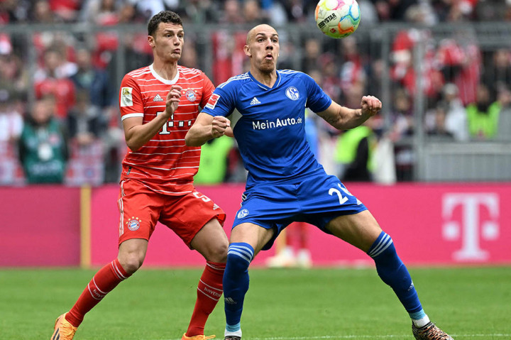 Joshua Kimmich yang maju sebagai algojo sukses melaksanakan tugasnya usai tendangan pemain asal Jerman itu membobol gawang Schalke sehingga skor berubah menjadi 2-0 pada menit ke-29.