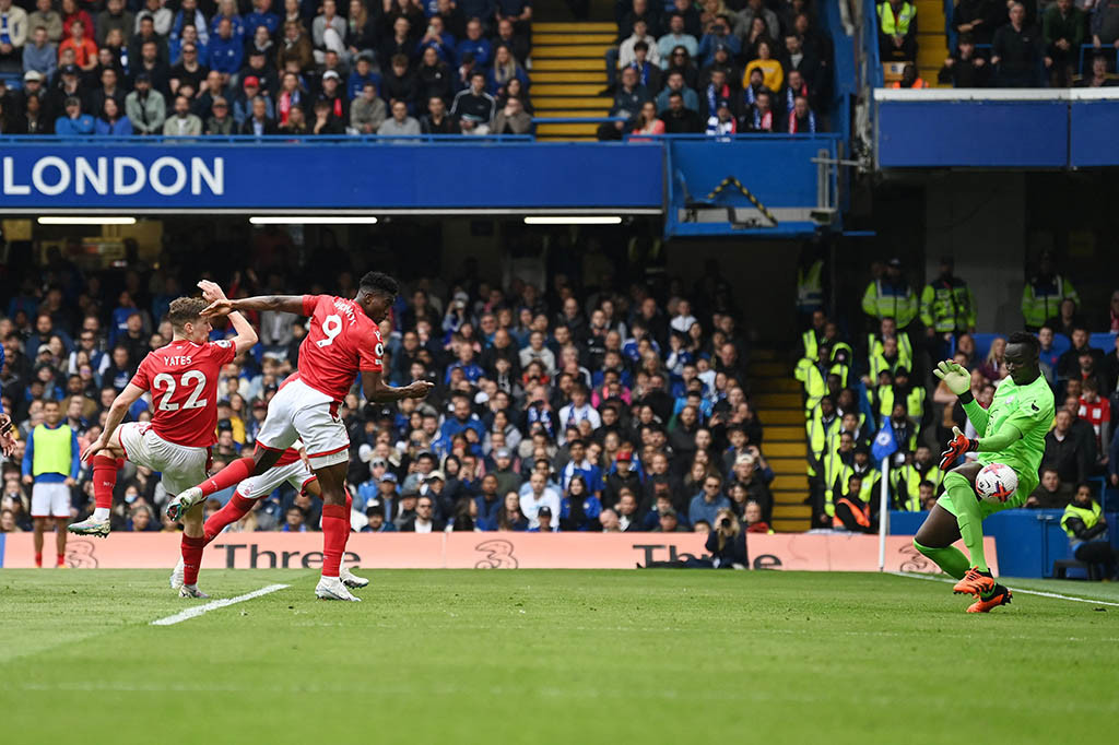 Chelsea harus kebobolan terlebih dahulu dari Nottingham Forest ketika penyerang Taiwo Awoniyi membobol gawang dari Edouard Mendy pada menit ke-13 memanfaatkan umpan Renan Lodi sehingga skor berubah menjadi 1-0 untuk keunggulan tim tamu.