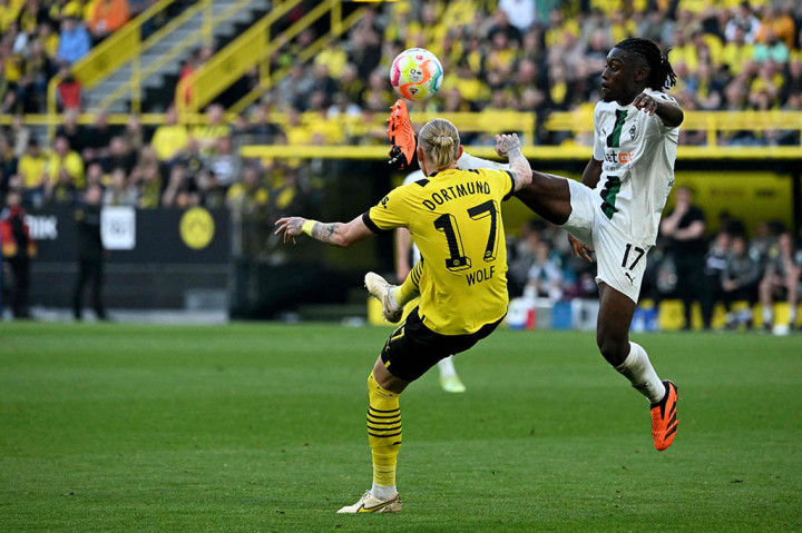Berselang dua menit Dortmund menambah keunggulan mereka menjadi 3-0 usai Haller mencetak gol setelah memanfaatkan umpan dari Malen.