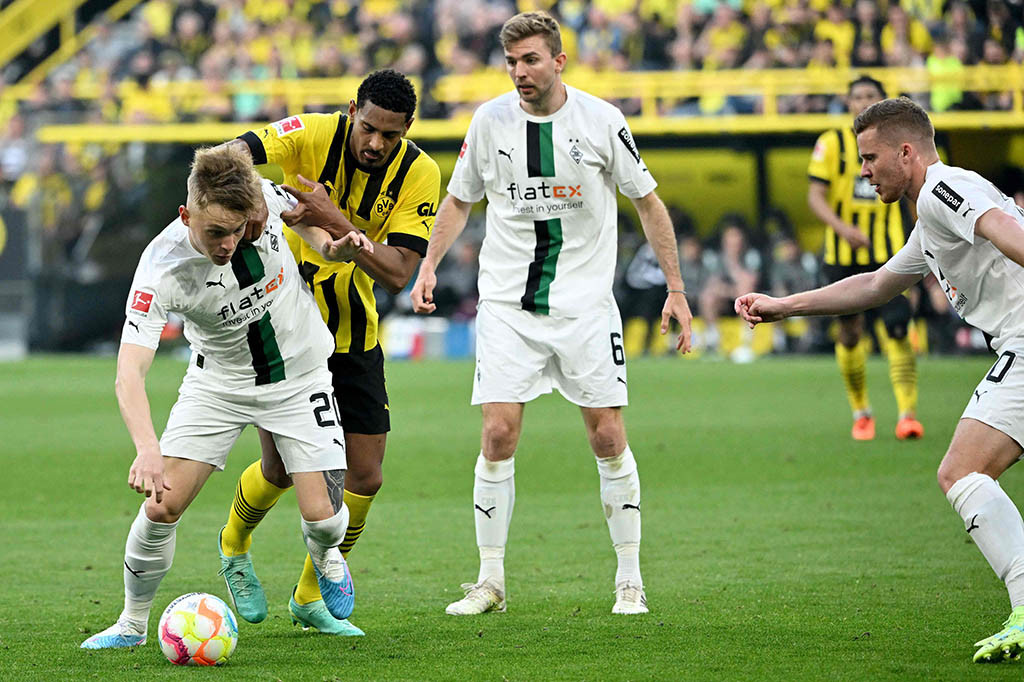 Tim tuan rumah memiliki peluang emas untuk menggandakan keunggulan ketika mendapatkan hadiah tendangan penalti usai Florian Neuhaus melanggar Sebastien Haller.