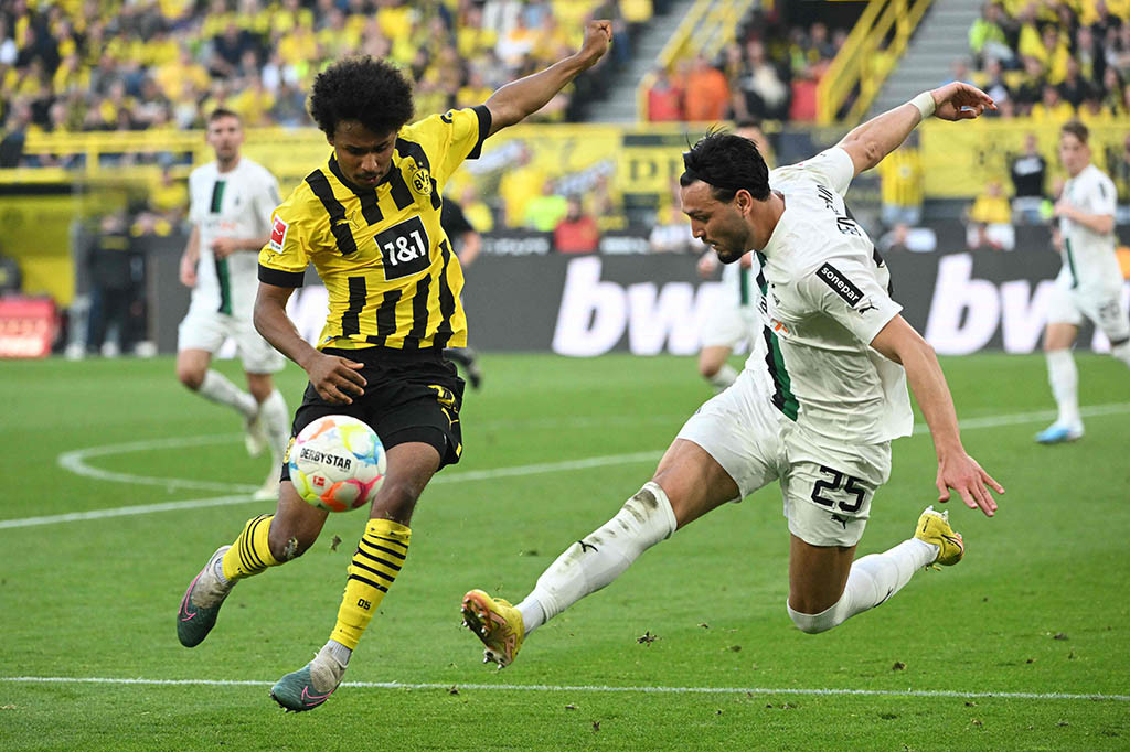 Borussia Dortmund menempel ketat Bayern Muenchen di klasemen sementara Liga Jerman usai menekuk Monchengladbach 5-2 pada pekan ke-32 di Stadion Signal Iduna Park, Dortmund, Sabtu, 13 Mei 2023.