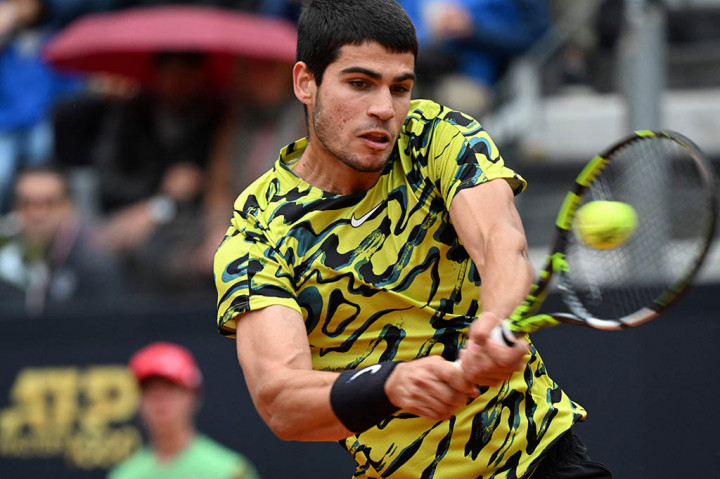Alcaraz yang sedang dalam performa terbaiknya memastikan diri kembali ke posisi teratas hanya dengan turun ke lapangan untuk memainkan pertandingan babak kedua di Roma, di mana ia mencari kemenangan turnamen yang ketiga berturut-turut tahun ini.