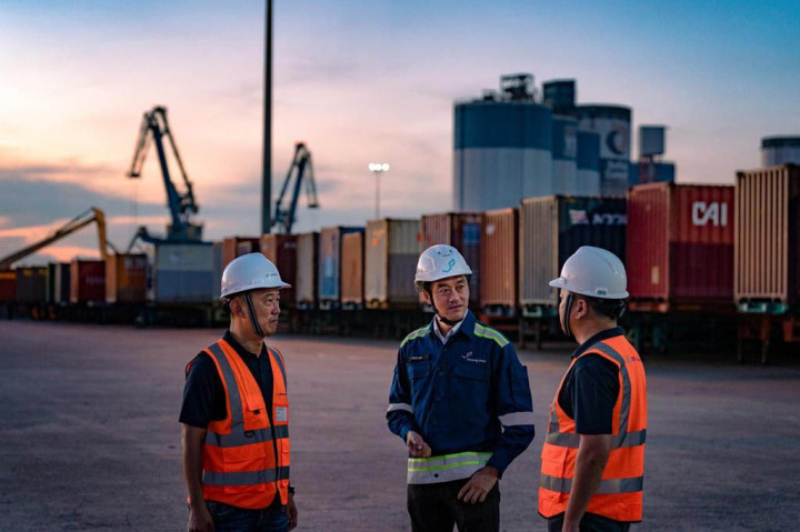 Seperti diketahui, pihak Pemerintah Singapura telah memberikan sertifikasi kepada beberapa perusahaan produsen ayam dan produk ayam di Indonesia untuk melakukan ekspor ke Singapura pada Juni tahun lalu setelah mengalami shortage pasokan ayam dikarenakan Malaysia menghentikan sementara pasokan ayam hidup ke Singapura.