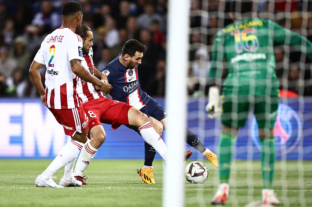 Mbappe mencatatkan gol keduanya pada pertandingan setelah tendangan volinya kembali mengoyak jala gawang Ajaccio pada menit ke-54 dan mengubah skor menjadi 4-0.