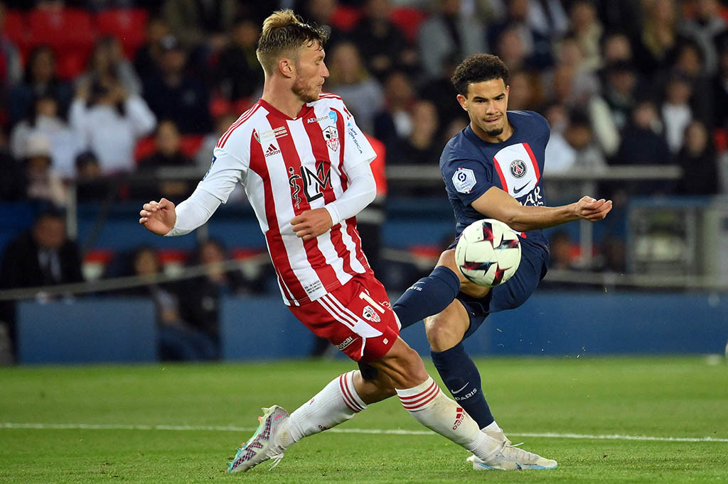 Skuad asuhan Christophe Galtier berhasil unggul terlebih dahulu pada menit ke-22 melalui gol yang dicetak oleh Fabian Ruiz sehingga skor berubah menjadi 1-0.