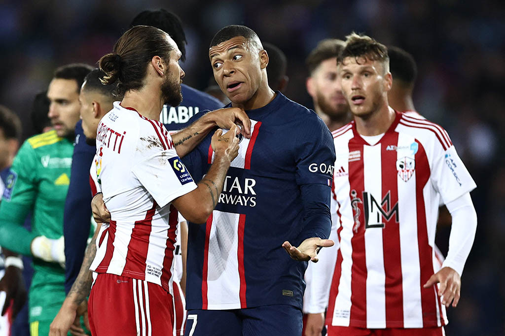 PSG menambah keunggulan menjadi 2-0 usai bola pantul hasil tendangan Kylian Mbappe yang sempat dihalau oleh kiper Ajaccio François-Joseph Sollacaro dapat disambar oleh Achraf Hakimi pada menit ke-33.