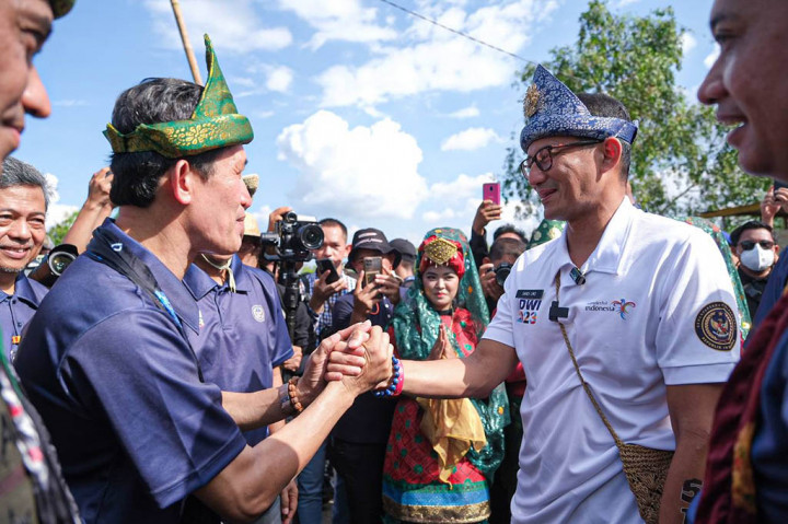 Sandiaga meminta kepada Bupati Banyuasin Askolani untuk segera mengajukan proposal ke PUPR sebelum jalan itu viral.  