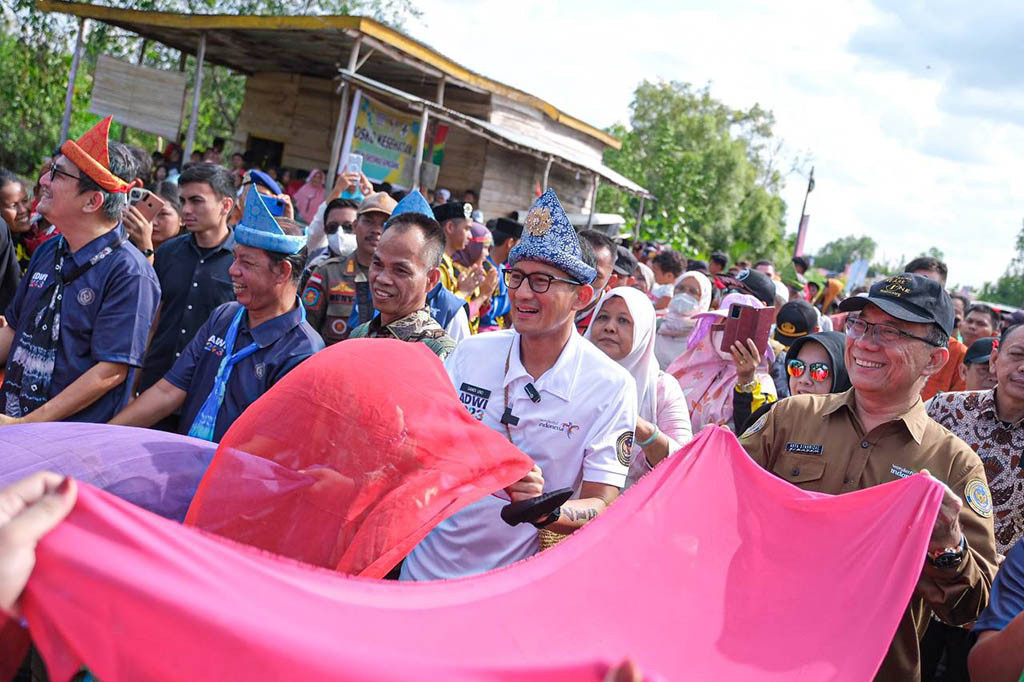 Sandiaga pun meminta Bupati Banyuasin segera mengusulkan langsung ke PUPR karena ada inpres baru membangun jalan daerah Rp32 triliun, karena ada kaitannya dengan Eco Tourism dengan ekonomi