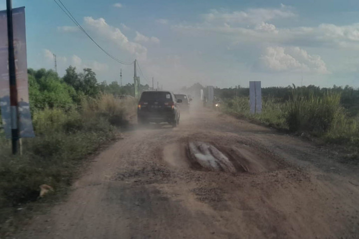 Infrastruktur jalan menjadi pendukung dalam memajukan sektor pariwisata. Sayangnya, akses jalan menuju ke Desa Wisata Sungsang IV di Kecamatan Banyuasin, Kabupaten Banyuasin, Sumatra Selatan rusak cukup parah.