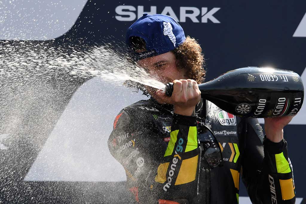 Pembalap Mooney VR46 Marco Bezzecchi membuat kejutan setelah menjadi juara pada ajang Grand Prix ke-1000 MotoGP Prancis di sirkuit Le Mans, Minggu, 14 Mei 2023 malam WIB.