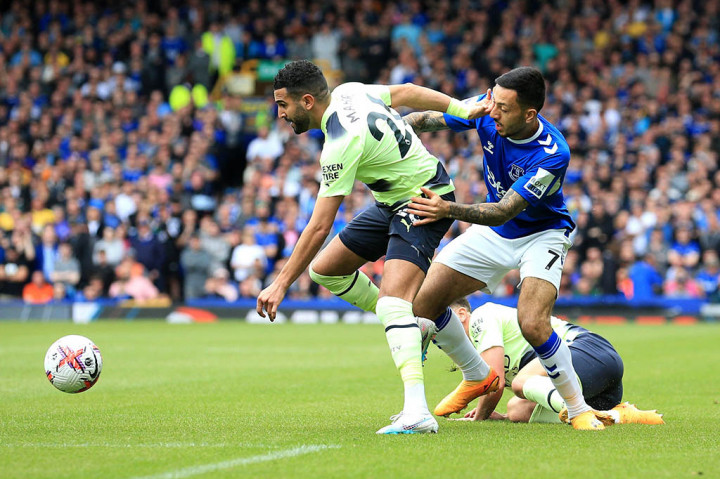 Manchester City mengukuhkan posisi mereka di puncak klasemen setelah membungkam Everton 3-0 dalam matchday Liga Inggris ke-36 di Goodison Park pada Minggu, 15 Mei 2023 malam WIB. Kemenangan ini membuat The Citizens semakin dekat dengan trofi juara Liga Inggris musim ini.
