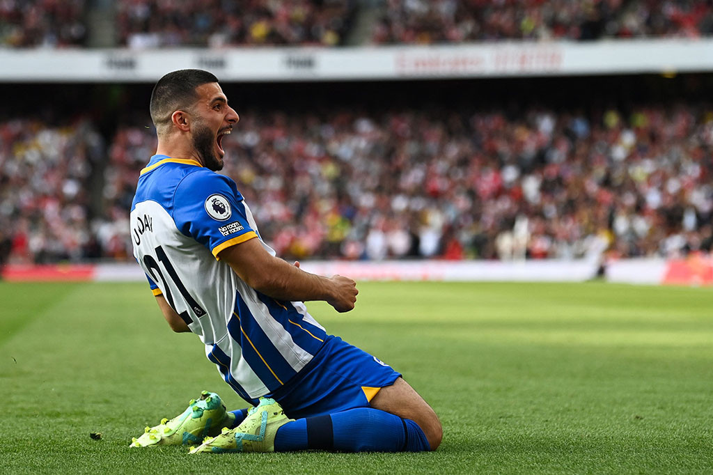 Terlalu fokus menyerang, Arsenal justru kembali kebobolan pada menit ke-86. Menerima umpan mendatar Ramsdale, Trossard bermaksud mengirim bola ke depan, tetapi mengenai Pascal Gross yang berada di belakangnya. Bola itu berbalik ke arah kotak penalti Arsenal sebelum diselesaikan dengan sepakan lob Deniz Undav yang melewati Ramsdale dan masuk gawang Arsenal. Brighton unggul 2-0.