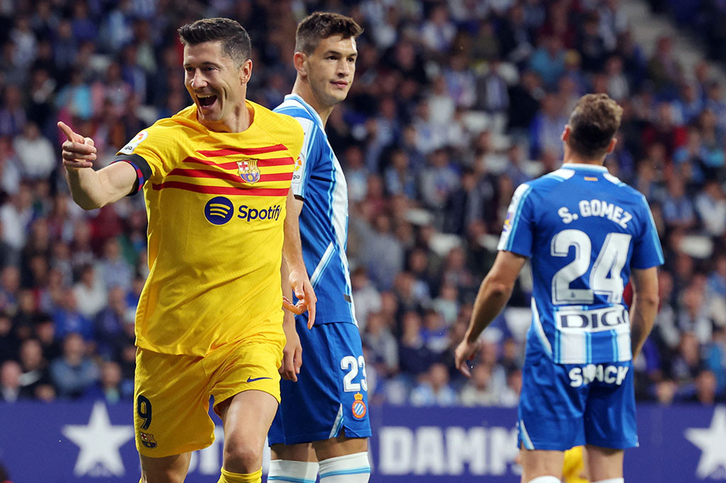 Barcelona memecah kebuntuan setelah 11 menit dengan gol yang bekerja dengan baik, diselesaikan oleh Lewandowski untuk musim ke-20 di La Liga.