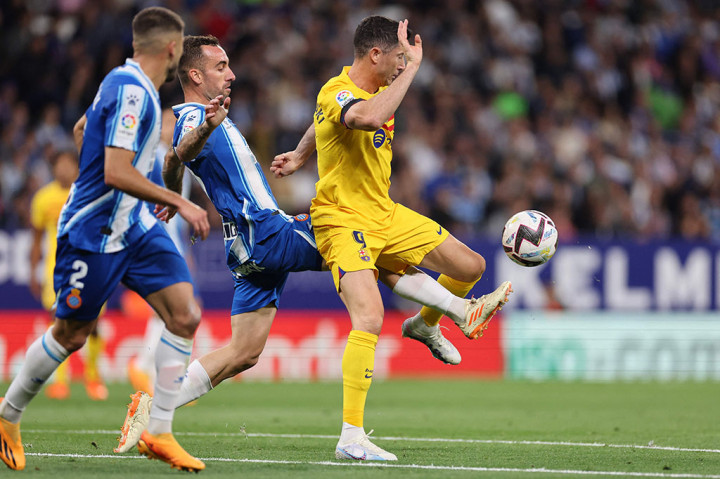 Kiper Espanyol Fernando Pacheco menepis upaya Lewandowski ketika Barcelona bergerak maju, dengan tuan rumah berjuang untuk tidak terpesona.