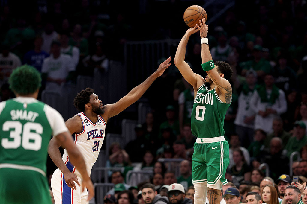 Bintang Boston Celtics Jayson Tatum mencetak 51 poin saat timnya mengalahkan Philadelphia 76ers dengan skor 112-88 di gim ketujuh babak semifinal konferensi di Boston Massachusetts, Senin, 15 Mei 2023 WIB, sekaligus membawa Celtics melaju ke babak final NBA Wilayah Timur.