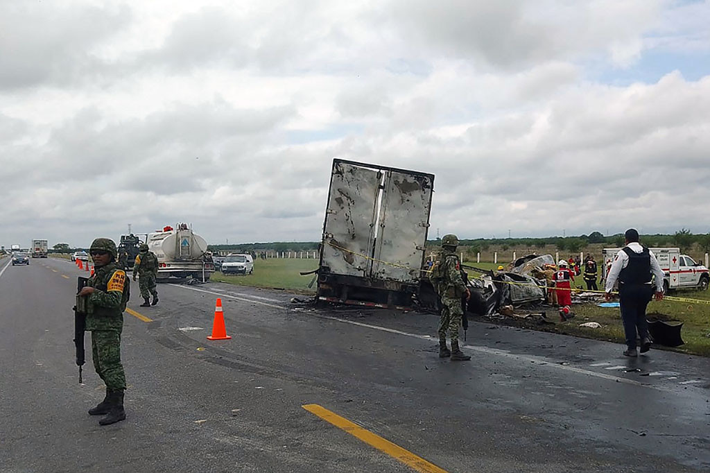 Media lokal melaporkan bahwa lebih dari 20 orang mungkin tewas dalam kecelakaan itu dan mengakibatkan kebakaran, namun petugas tanggap pertama masih bekerja untuk sepenuhnya memahami situasi di tempat kejadian, kata pejabat kantor kejaksaan.