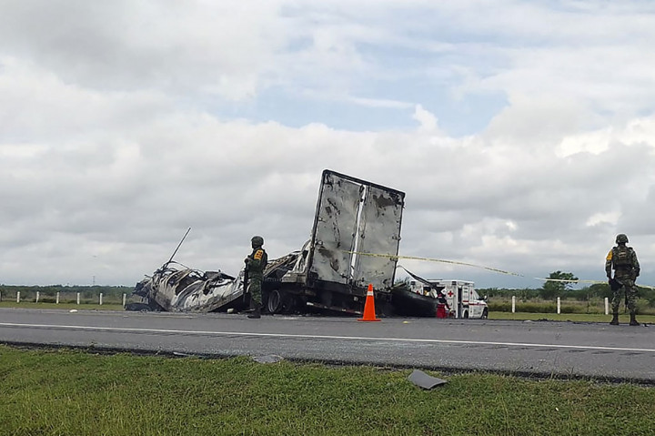 Setidaknya 13 orang tewas ketika sebuah van penumpang dan sebuah truk semi-truk bertabrakan di jalan raya di timur laut Meksiko, Minggu, 14 Mei 2023, kata pihak berwenang setempat.