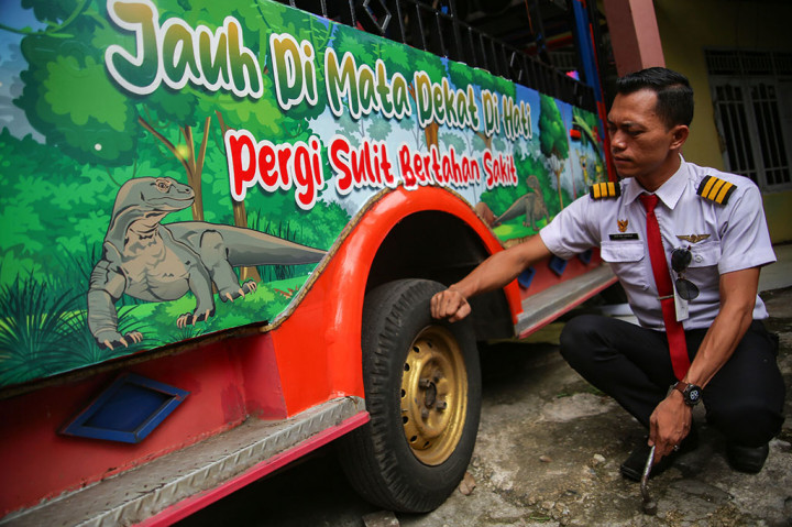 Dengan mengenakan setelan kemeja putih, celana hitam, dilengkapi dasi merah, dan kaca mata, pria yang biasa disebut 'kapten' Ari Jambul tersebut ingin merubah pandangan masyarakat bahwa sopir odong-odong bisa rapih dan berpenampilan menarik.