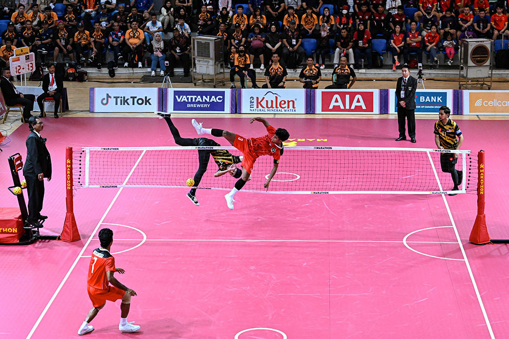 Saat skor 12-7, Rusdi kembali meminta perawatan. Namun ia mampu bangkit kembali bahkan bermain gemilang dan membawa Indonesia terus memimpin dalam pengumpulan angka hingga 18-12. Dalam kedudukan ini, Rusdi kembali mendapat perawatan. Untuk ketiga kalinya ia bangkit dan sebuah smash dari pemain Malaysia yang melebar mengakhiri pertandingan dan memastikan medali emas untuk Indonesia.
