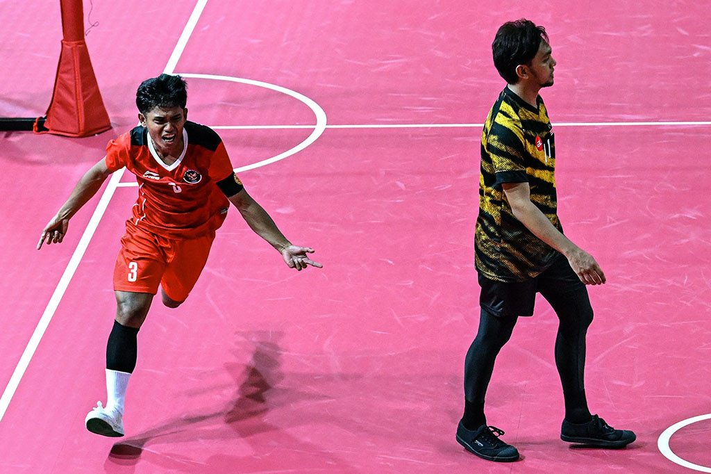 Suasana tegang pun sempat menyelimuti kubu Indonesia. Pelatih Triaji segera menginstruksikan Rizal untuk bersiap menggantikan Rusdi. Untungnya Rusdi yang bermain bagus bisa tampil lagi dan langsung memberikan angka lewat servis yang tidak bisa dikembalikan kubu Malaysia.