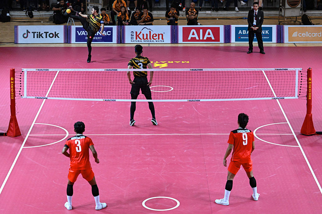 Tim Sepak Takraw Indonesia yang bermaterikan trio Muhamad Hardiansyah Muliang, Saiful Rizal, dan Rusdi unggul rubber game atas Malaysia dengan skor 14-21, 21-16, dan 21-13.