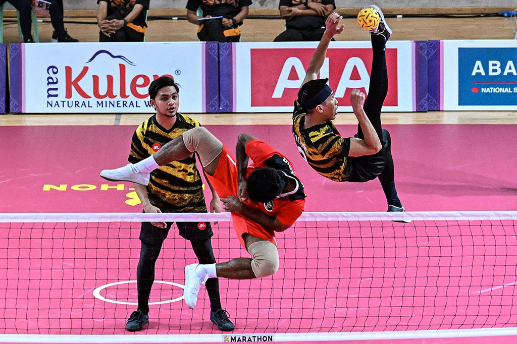 Sepak takraw menyumbang medali emas kedua bagi kontingen Indonesia di SEA Games 2023 Kamboja melalui nomor double putra setelah menundukkan Malaysia dalam final yang berlangsung di Olympic Stadium, Phnom Penh, Senin, 15 Mei 2023.