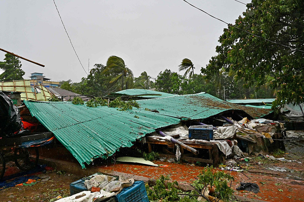 Beberapa warga terluka dalam badai itu, kata pernyataan itu, tanpa memberikan perincian, menambahkan bahwa 864 rumah dan 14 rumah sakit atau klinik rusak di seluruh negeri.