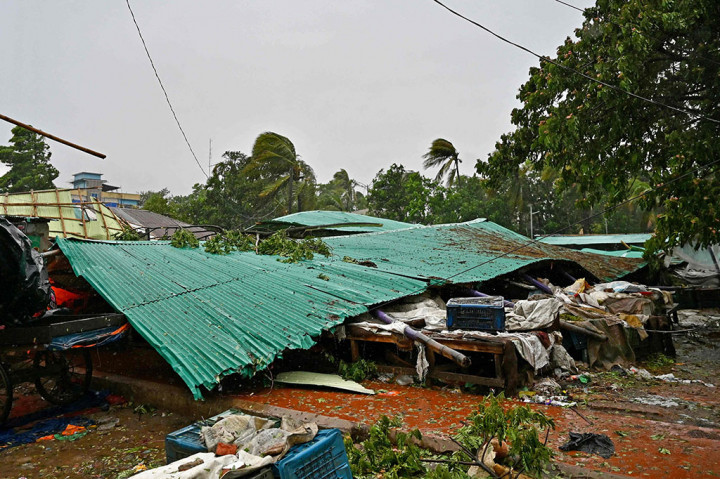 Beberapa warga terluka dalam badai itu, kata pernyataan itu, tanpa memberikan perincian, menambahkan bahwa 864 rumah dan 14 rumah sakit atau klinik rusak di seluruh negeri.