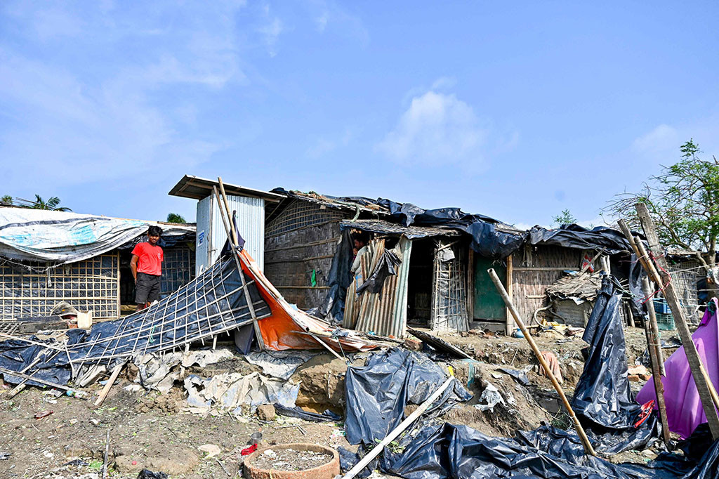 Topan Mocha mendarat di antara Cox's Bazar di Bangladesh dan Sittwe di Myanmar dengan kecepatan angin hingga 195 kilometer (120 mil) per jam, badai terbesar yang melanda Teluk Benggala dalam lebih dari satu dekade.