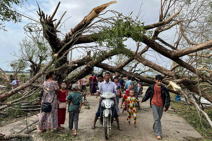 Menjelang Minggu, 14 Mei 2023 malam, sebagian besar badai telah berlalu, menyelamatkan kamp-kamp pengungsi yang menampung hampir satu juta orang Rohingya di Bangladesh, di mana para pejabat mengatakan tidak ada kematian.