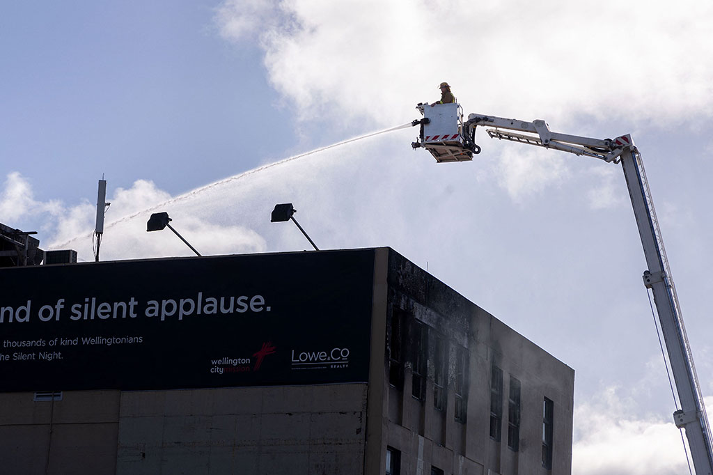 Asap terlihat mengepul dari asrama Loafers Lodge pada malam hari, saat 80 petugas pemadam kebakaran dan 20 truk berjuang melawan kobaran api.