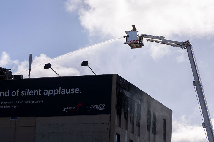 Asap terlihat mengepul dari asrama Loafers Lodge pada malam hari, saat 80 petugas pemadam kebakaran dan 20 truk berjuang melawan kobaran api.