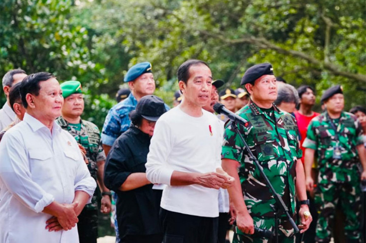 Menurut Presiden, hutan mangrove penting terutama untuk mengembalikan habitat kepiting, ikan, biawak, monyet maupun burung-burung.

