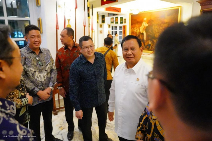 Menteri Pertahanan Prabowo Subianto menerima kunjungan silaturahmi Ketua Umum Partai Perindo Hary Tanoesoedibjo (HT) dan Ketua Umum Paguyuban Sosial Marga Tionghoa Indonesia (PSMTI) Willianto Tanta beserta rombongan di Kantor Kementerian Pertahanan, Jakarta, Senin, 15 Mei 2023.