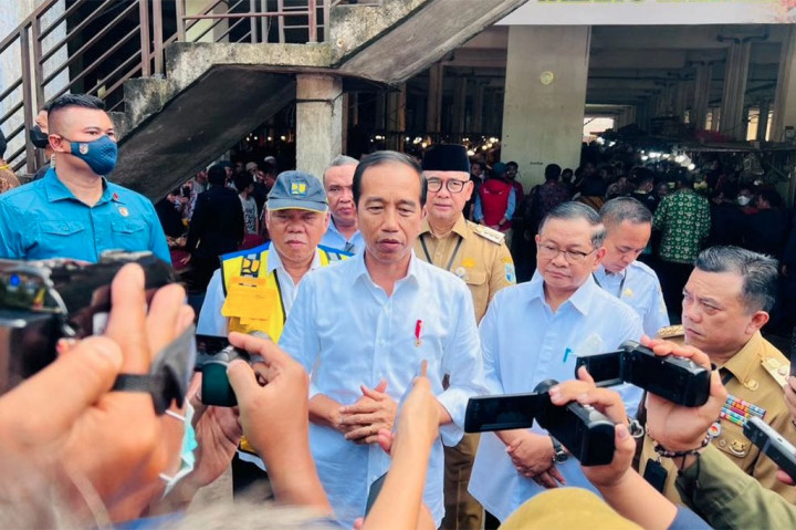 Presiden Joko Widodo dalam kunjungannya ke Pasar Talang Banjar, Kota Jambi, Selasa, 16 Mei 2023, meminta kepada Pemerintah Daerah (Pemda) untuk membantu membiayai transportasi bahan pangan sampai ke pasar melalui Anggaran Pendapatan Belanja Daerah (APBD).