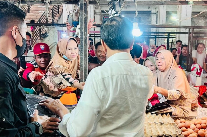 Sementara itu dari tinjauan Presiden ke Pasar Talang Banjar, Kota Jambi terpantau harga sembako stabil cenderung menurun. Presiden mengatakan hanya harga telor yang mengalami kenaikan.