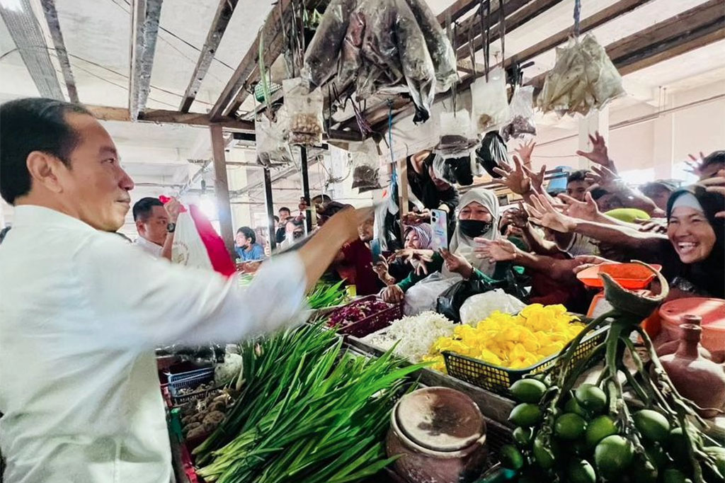 Presiden meminta kepada Gubernur dan Wali Kota untuk terus memantau harga sembako di pasar guna memastikan keterjangkauan harga.