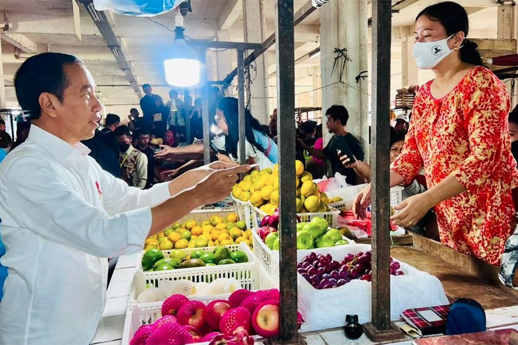 Berdasarkan pantauan Antara di pasar, harga telor ayam di Pasar Talang Banjar mencapai Rp1.800 per butir atau mengalami kenaikan Rp200 per butir.