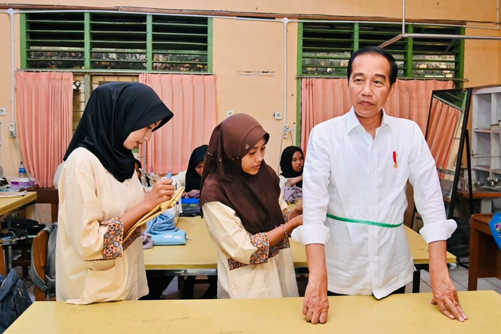 Presiden Joko Widodo dalam rangkaian kunjungan kerja ke Jambi memesan kemeja putih karya siswa Sekolah Menengah Kejuruan (SMK) Negeri 4 Kota Jambi.

