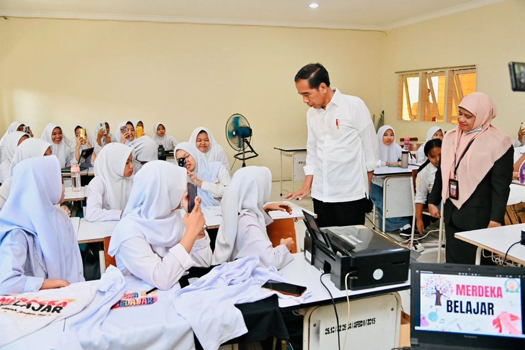 Jokowi juga melihat sarana dan prasarana yang ada di sekolah tersebut dalam kesempatan itu Presiden mengatakan prasarana yang telah ada sudah cukup baik. 