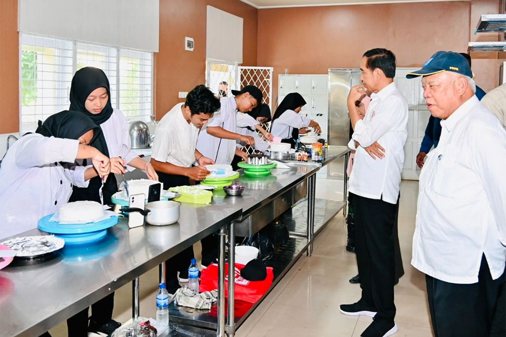 Jokowi memastikan pemerintah akan mengakomodasi seluruh sekolah negeri yang ada.