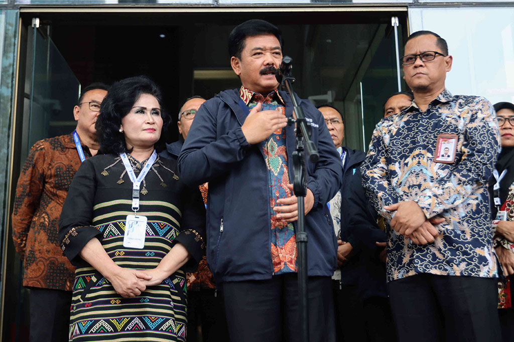 Pemecatan Sudarman itu berkaitan dengan perilakunya bersama keluarganya yang pamer kemewahan di media sosial atau flexing.