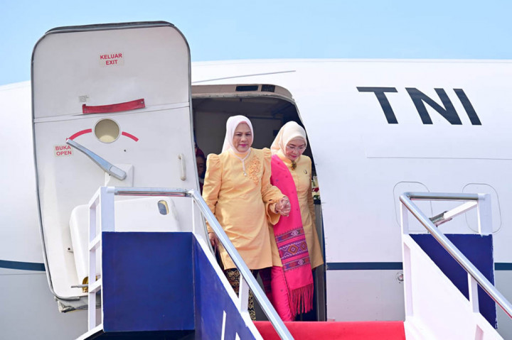 Ibu Iriana Joko Widodo beserta Ibu Wury Ma’ruf Amin dan para anggota Organisasi Aksi Solidaritas Era Kabinet Indonesia Maju (OASE KIM) bertolak menuju Provinsi Sumatra Utara pada Selasa, 16 Mei 2023. Dengan menggunakan pesawat Boeing TNI AU 737-400, Ibu Iriana beserta rombongan tiba di Pangkalan TNI AU Soewondo, Kota Medan sekitar pukul 09.10 WIB.