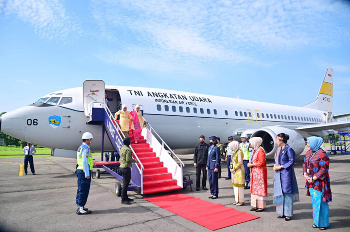 Setibanya di sana, Ibu Iriana dan Ibu Wury disambut oleh istri Wakil Gubernur Sumatra Utara Sri Ayu Mihari, istri Pangdam I/Bukit Barisan Intan Daniel Chardin, istri Kapolda Sumatra Utara Rita Panca Putra, dan istri Danlanud Kosek Hanudnas III Linda Reka.