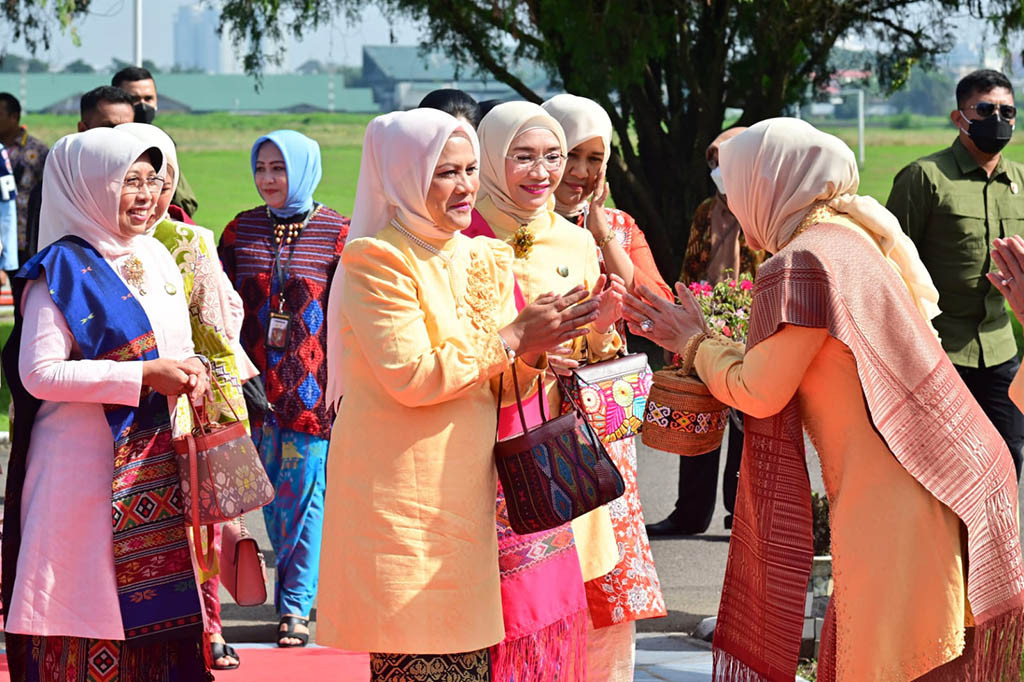 Di sana, Ibu Iriana, Ibu Wury, dan para anggota OASE KIM juga akan mengunjungi Pameran Expo HUT ke-43 Dekranas. Selepas itu, Ibu Iriana beserta rombongan direncanakan menuju ke Istana Maimoon, Kota Medan untuk meninjau acara Gelar Melayu Serumpu.