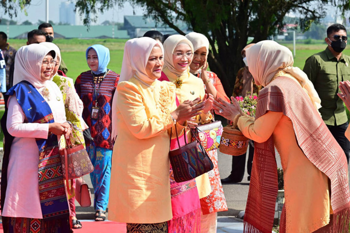 Di sana, Ibu Iriana, Ibu Wury, dan para anggota OASE KIM juga akan mengunjungi Pameran Expo HUT ke-43 Dekranas. Selepas itu, Ibu Iriana beserta rombongan direncanakan menuju ke Istana Maimoon, Kota Medan untuk meninjau acara Gelar Melayu Serumpu.