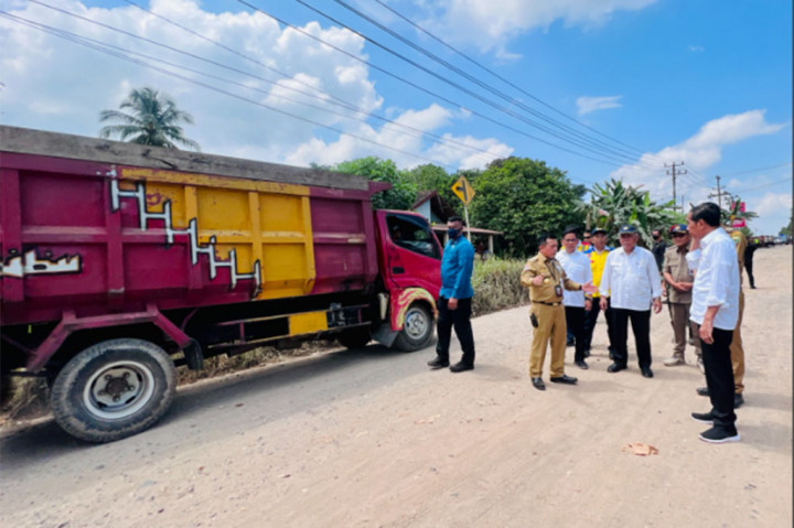 Presiden nampak turun dari mobil untuk melihat langsung kerusakan jalan tersebut. Dalam keterangannya di Jalan Akses Sungai Gelam, Presiden menyampaikan bahwa pemerintah akan mengambil alih sejumlah perbaikan jalan provinsi dan jalan kabupaten di Provinsi Jambi.
