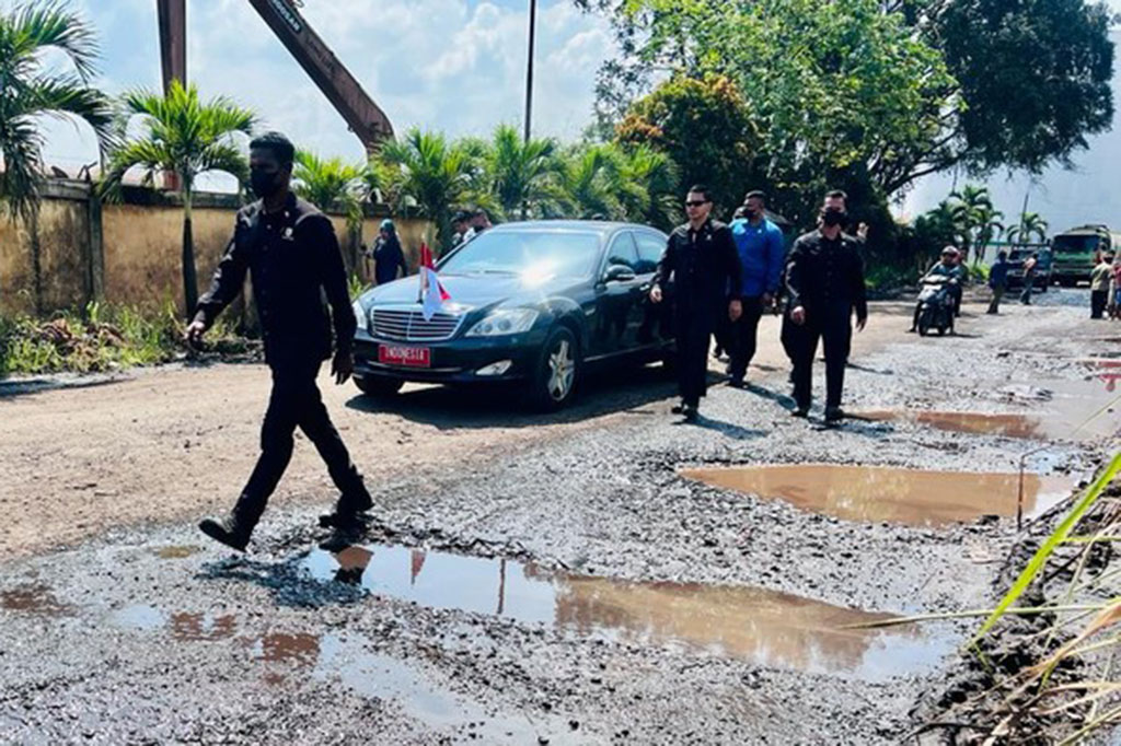 Setelah beberapa waktu lalu meninjau ruas jalan rusak di Lampung, Presiden Joko Widodo, Selasa, 16 Mei 2023 juga meninjau jalan yang rusak di ruas Jalan Kota Jambi hingga Desa Sungai Gelam, Kabupaten Muaro Jambi, Provinsi Jambi, dengan menggunakan mobil Indonesia 1.