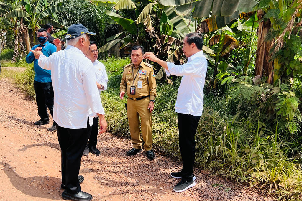 Presiden menegaskan bahwa perbaikan separuh dari jalan provinsi dan jalan kabupaten/kota yang rusak di Jambi akan ditangani oleh pemerintah pusat, terutama yang peruntukannya sebagai jalan logistik.