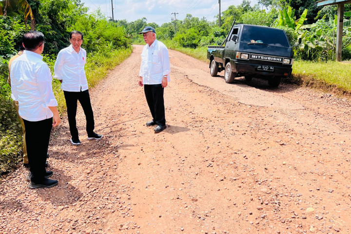 Presiden menjabarkan data yang dimilikinya bahwa di Jambi terdapat sepanjang 10.000 km jalan kabupaten/kota yang sekira 4.600 km di antaranya dalam kondisi rusak. Kemudian untuk jalan provinsi sepanjang 1.030 km, terdapat 250 km ruas jalan dengan kondisi rusak. Sedangkan 130 km dari total ruas jalan nasional sepanjang 1.300 km juga dalam kondisi rusak.